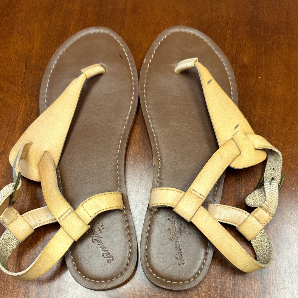 Universal Thread Tan and Brown Sandals